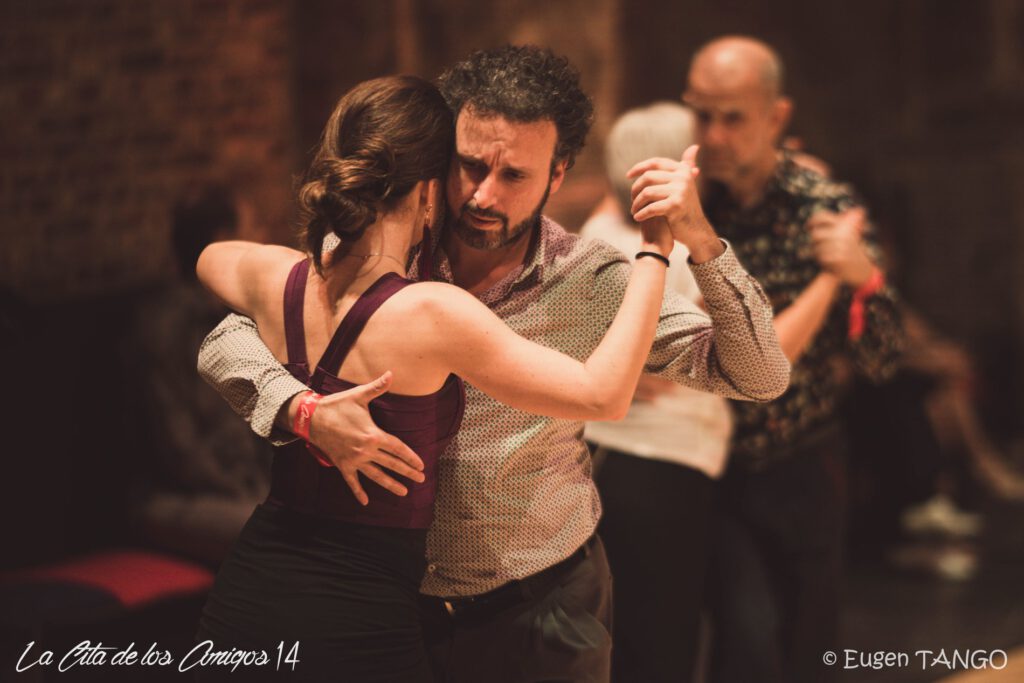 Roshan danst tango op een tangosalon