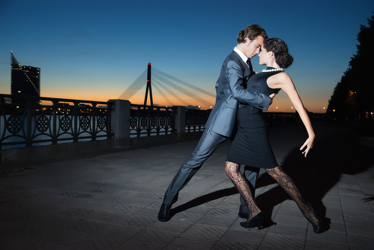 Koppel danst de Argentijnse tango op een terras